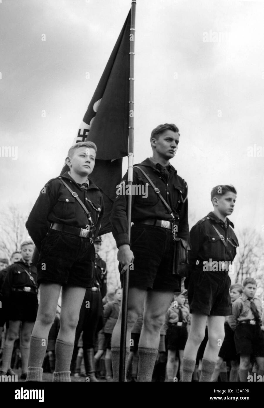 Jungvolk Führer und Pimpfe mit Hakenkreuz-Flagge, 1943 Stockfoto