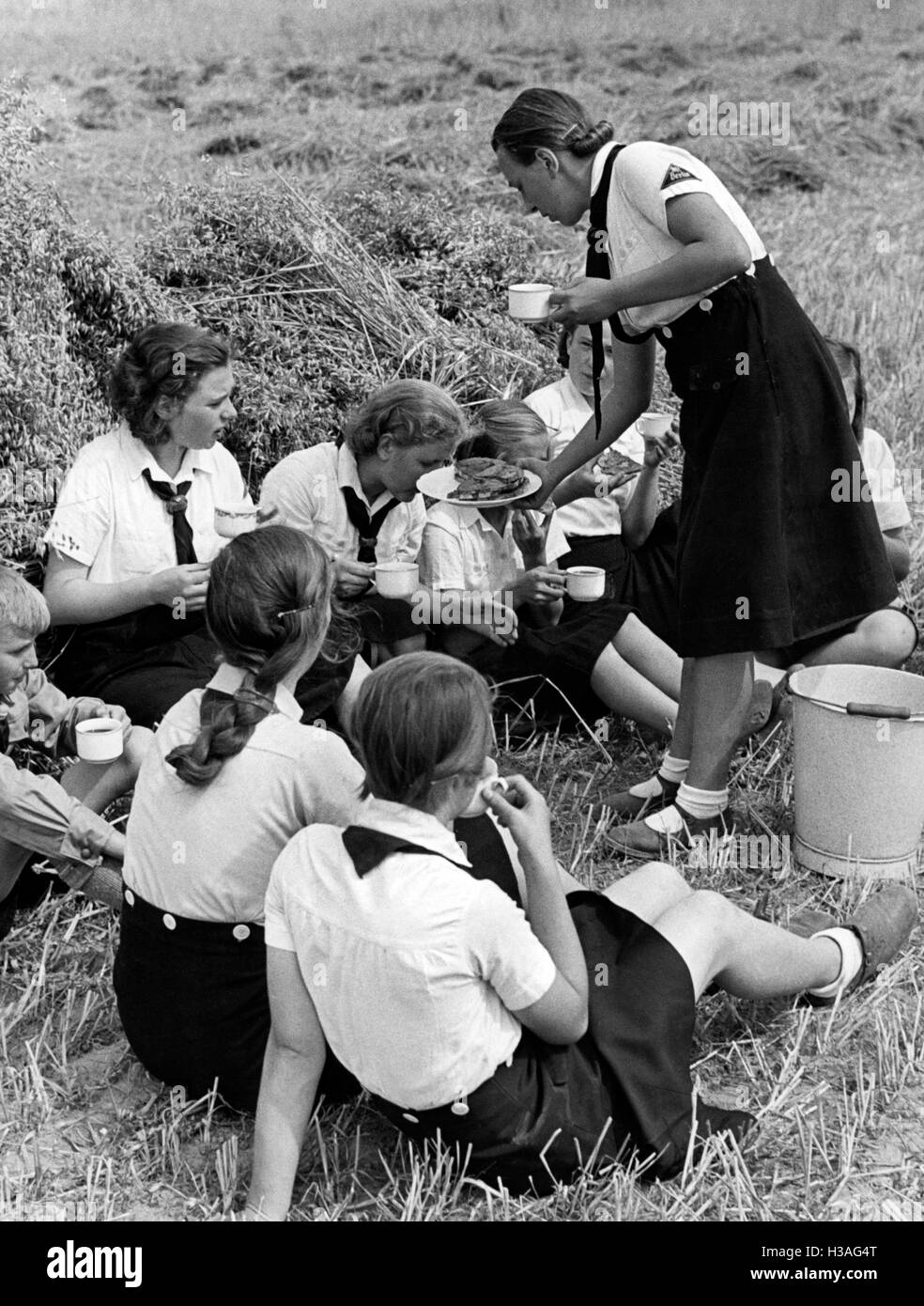 Landdienst Jugend während der Getreideernte, 1939 Stockfoto