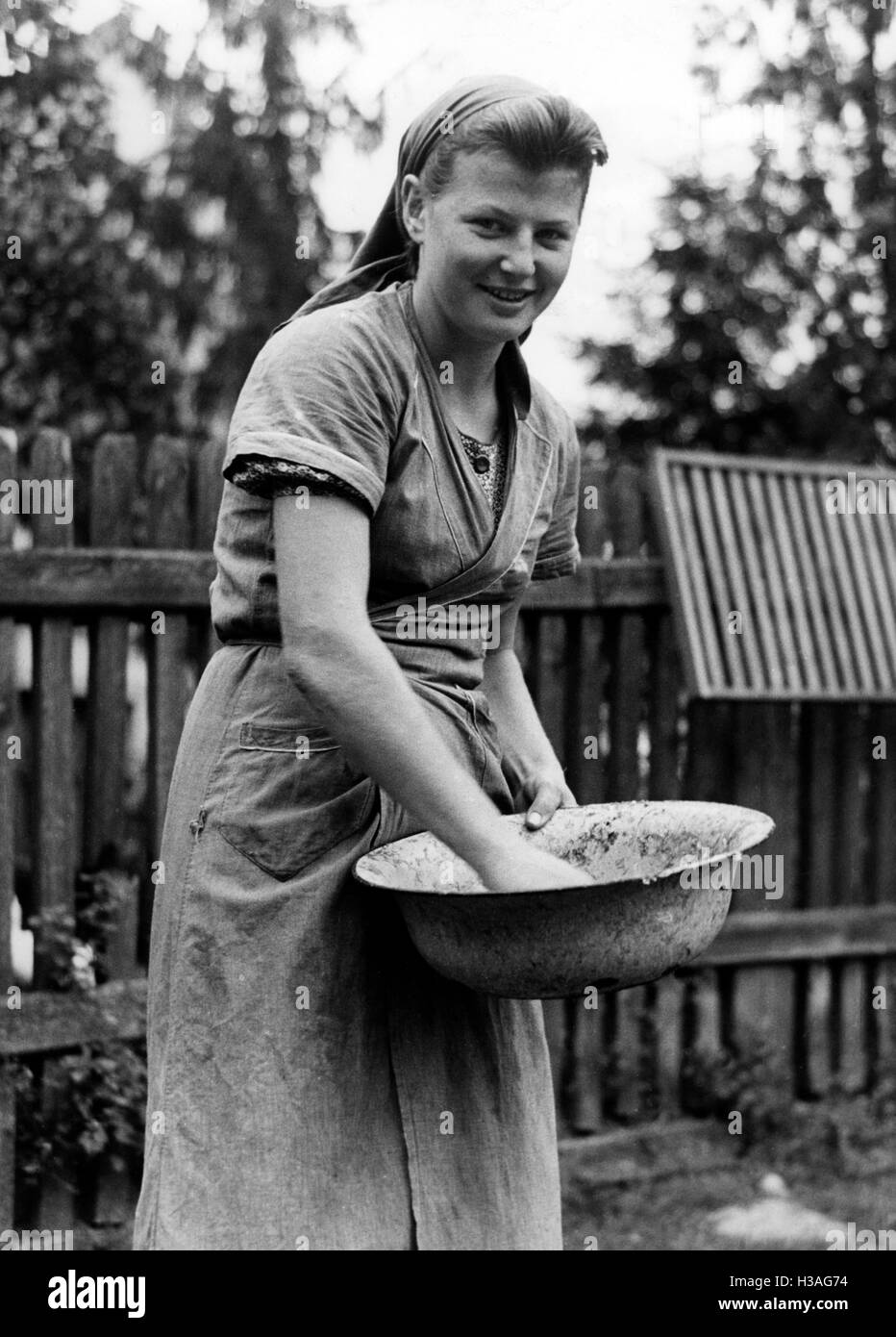 Landjahrmaedel Fütterung Huhn, 1941 Stockfoto