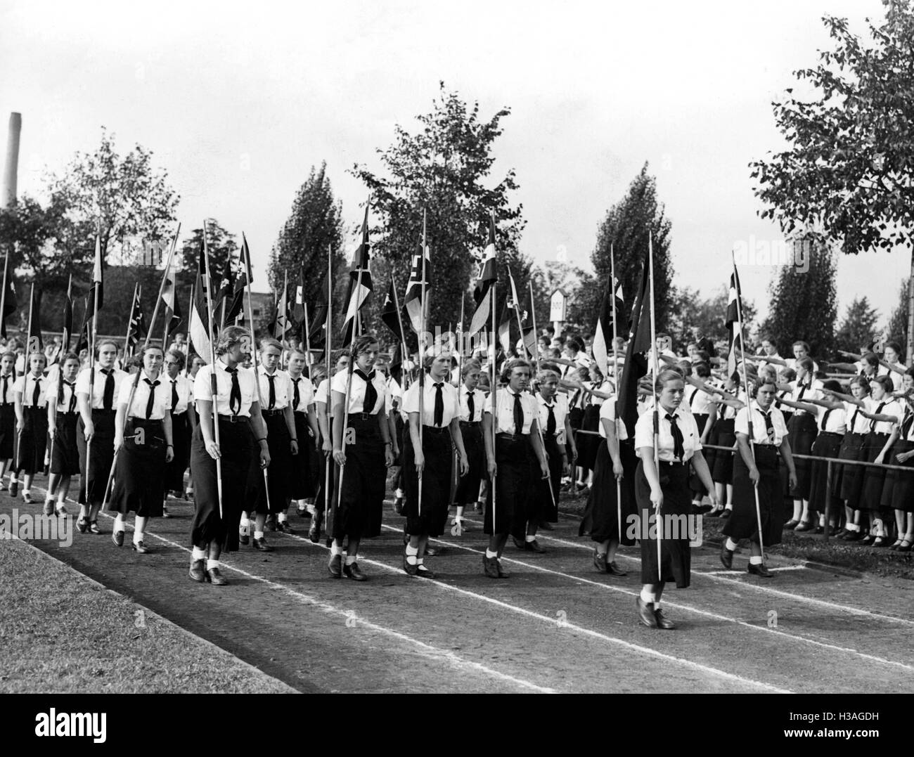 Bdm mädchen machen gymnastik -Fotos und -Bildmaterial in hoher ...