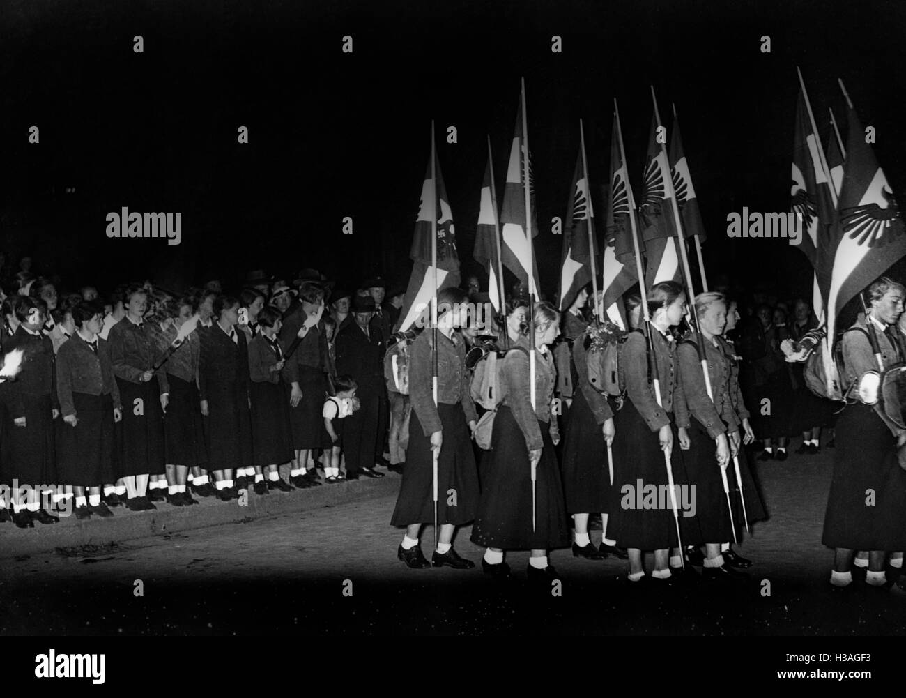 Fahnen-Präsentation des BDM in Berlin, 1936 Stockfoto