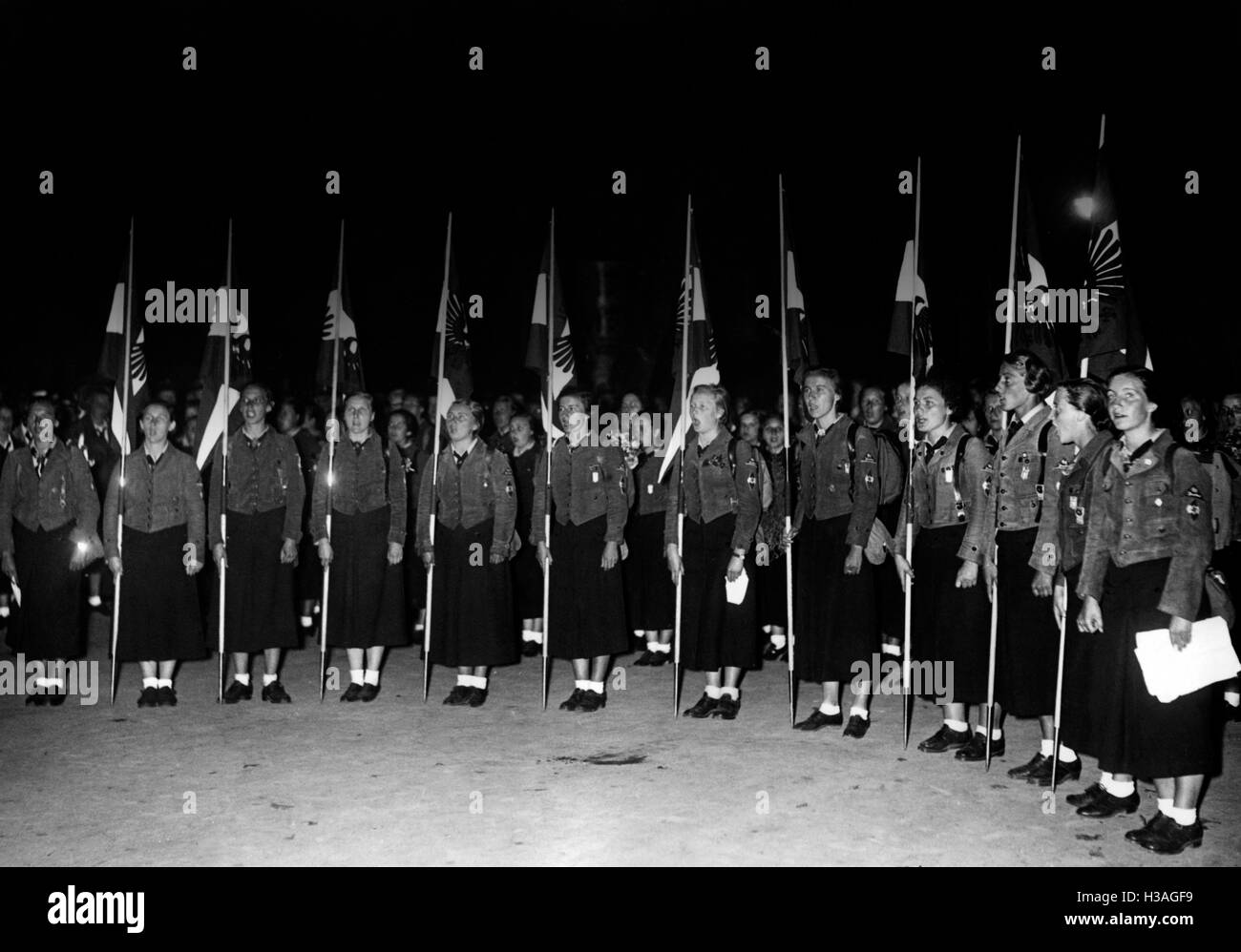 Fahnen-Präsentation des BDM in Berlin, 1936 Stockfoto