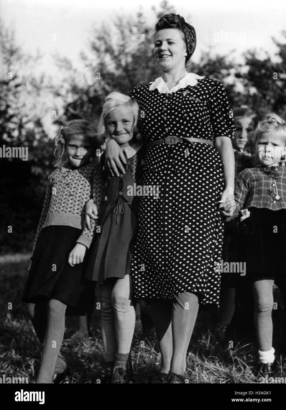 Kindergruppe von der nationalsozialistischen Frauenliga, 1943 Stockfoto