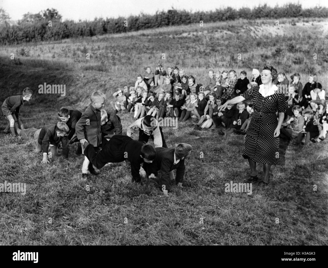 Kindergruppe von der nationalsozialistischen Frauenliga, 1943 Stockfoto