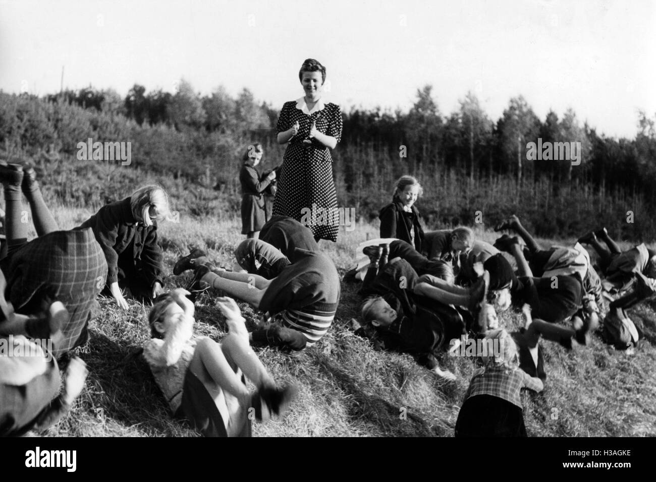 Kindergruppe von der nationalsozialistischen Frauenliga, 1943 Stockfoto
