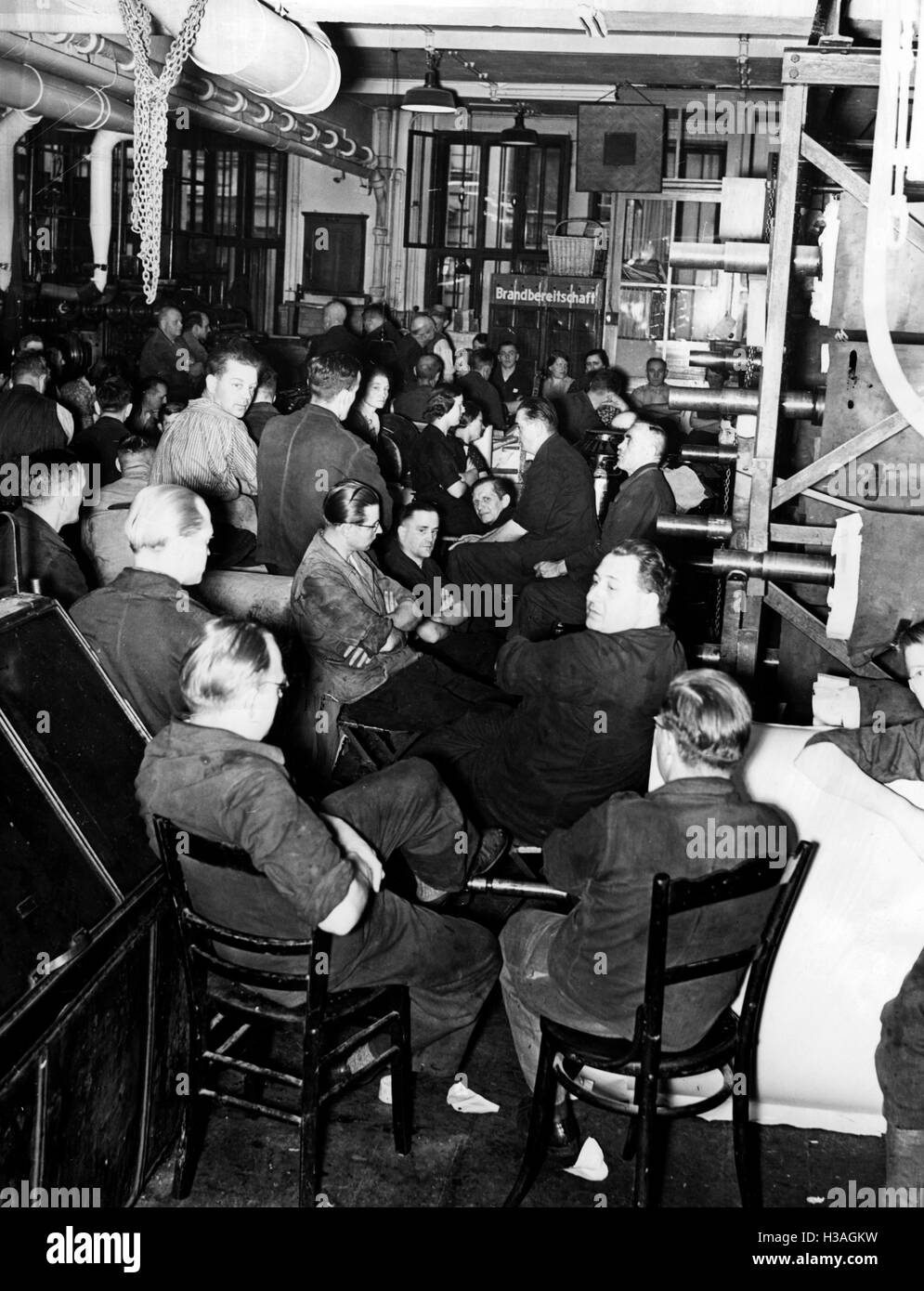 Mitarbeiter der Berliner Scherl-Verlag beim Hören einer Rede von Hitler, 1939 Stockfoto