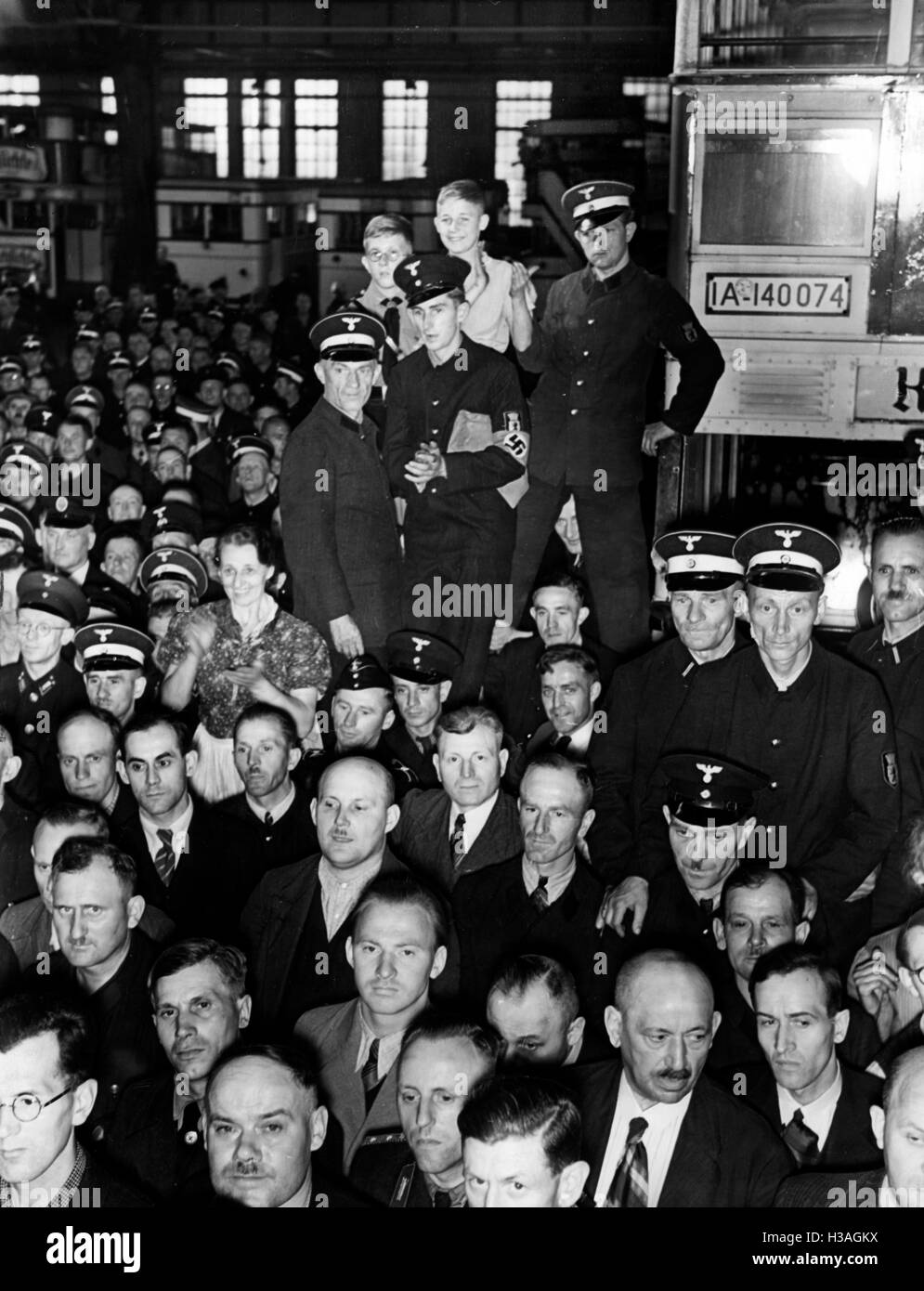 BVG-Mitarbeiter während Goebbels Rede, 1939 Stockfoto