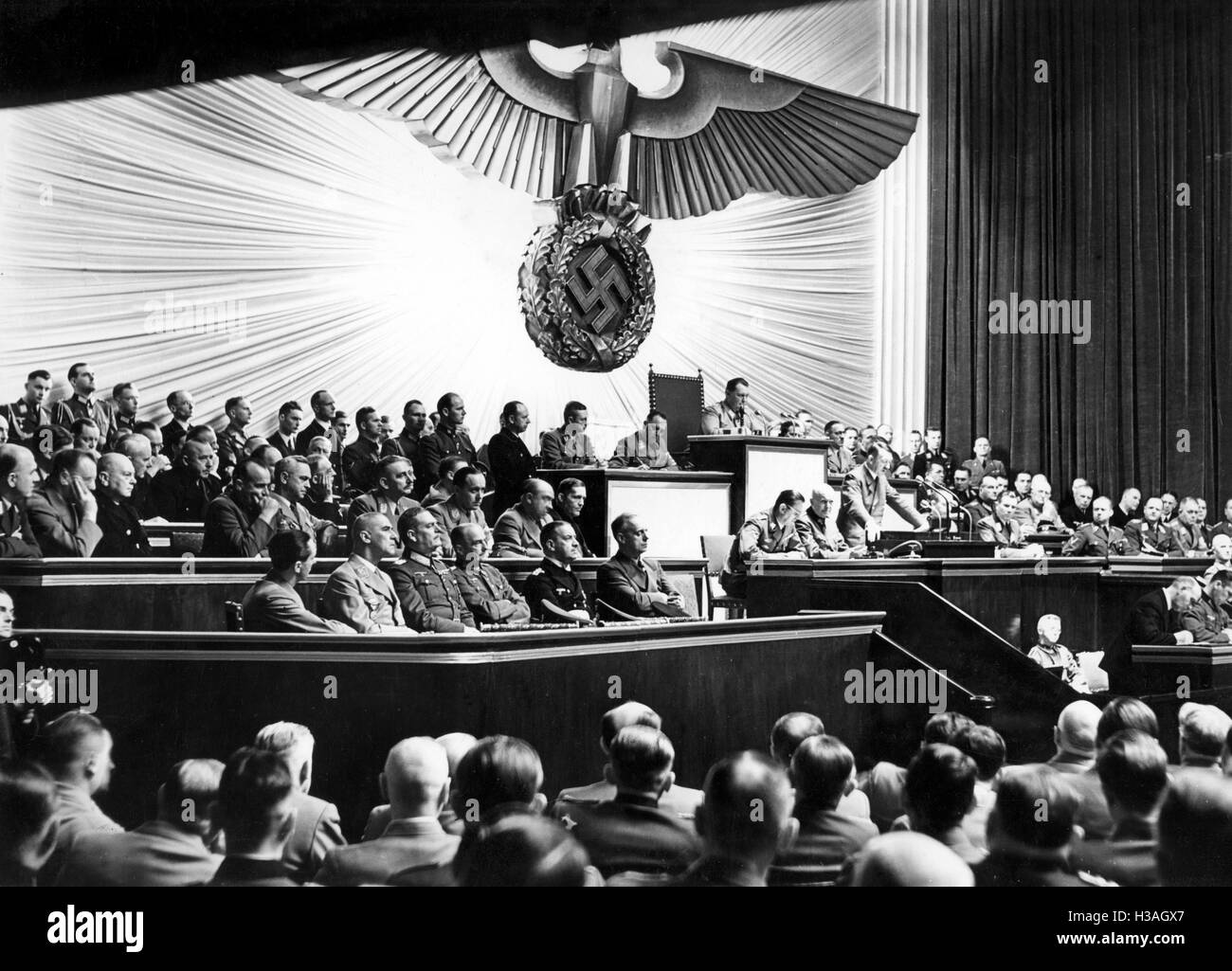 Hitlers Rede über die Erklärung des Krieges gegen die Vereinigten Staaten vor dem Reichstag in der Kroll-Oper Berlin 1941 Stockfoto