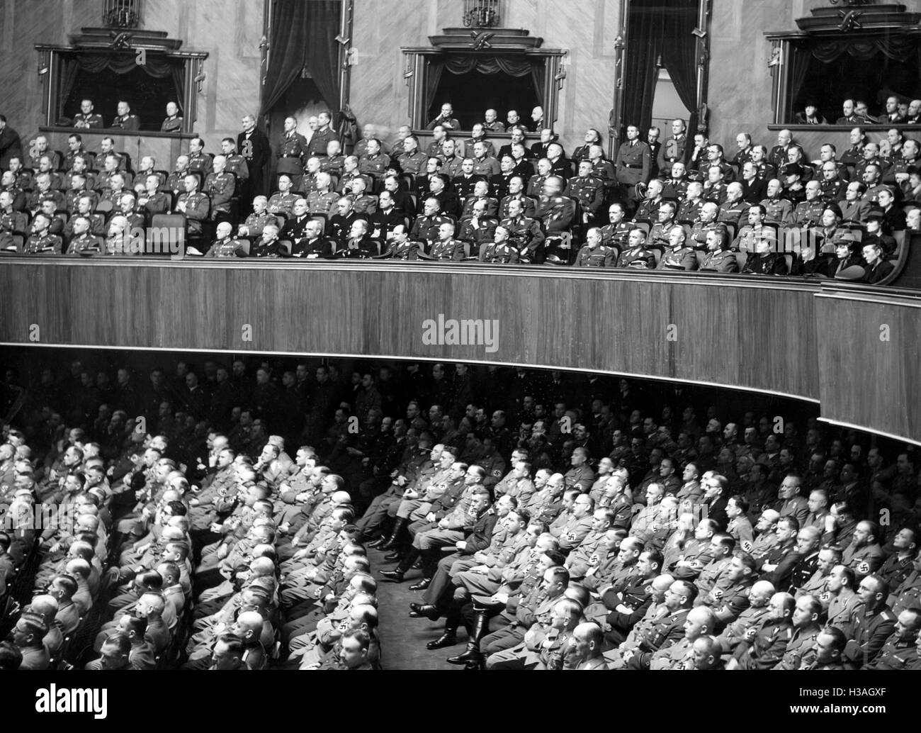 Mitglieder des Reichstages in der Berliner Kroll-Oper, 1941 Stockfoto