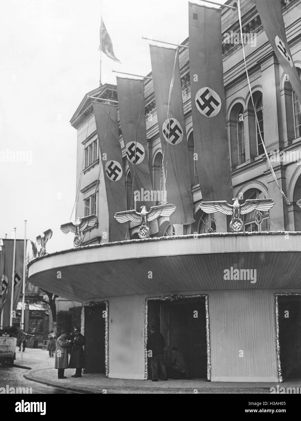 Die Kroll-Oper dekoriert mit Hakenkreuzfahnen, 1939 Stockfoto