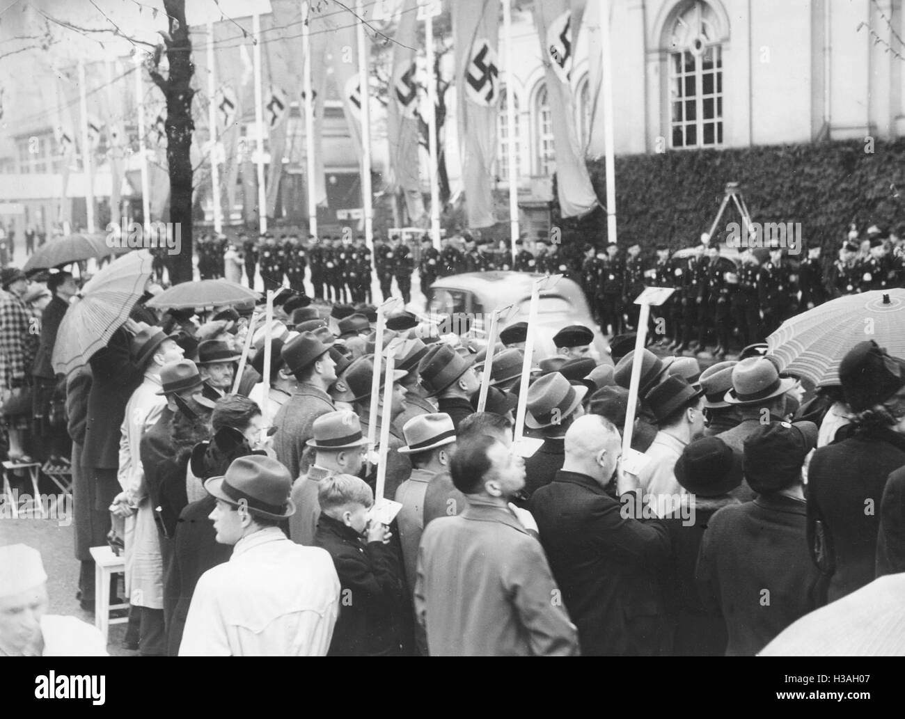 Menschenmenge vor der Kroll-Oper in Berlin, 1939 Stockfoto