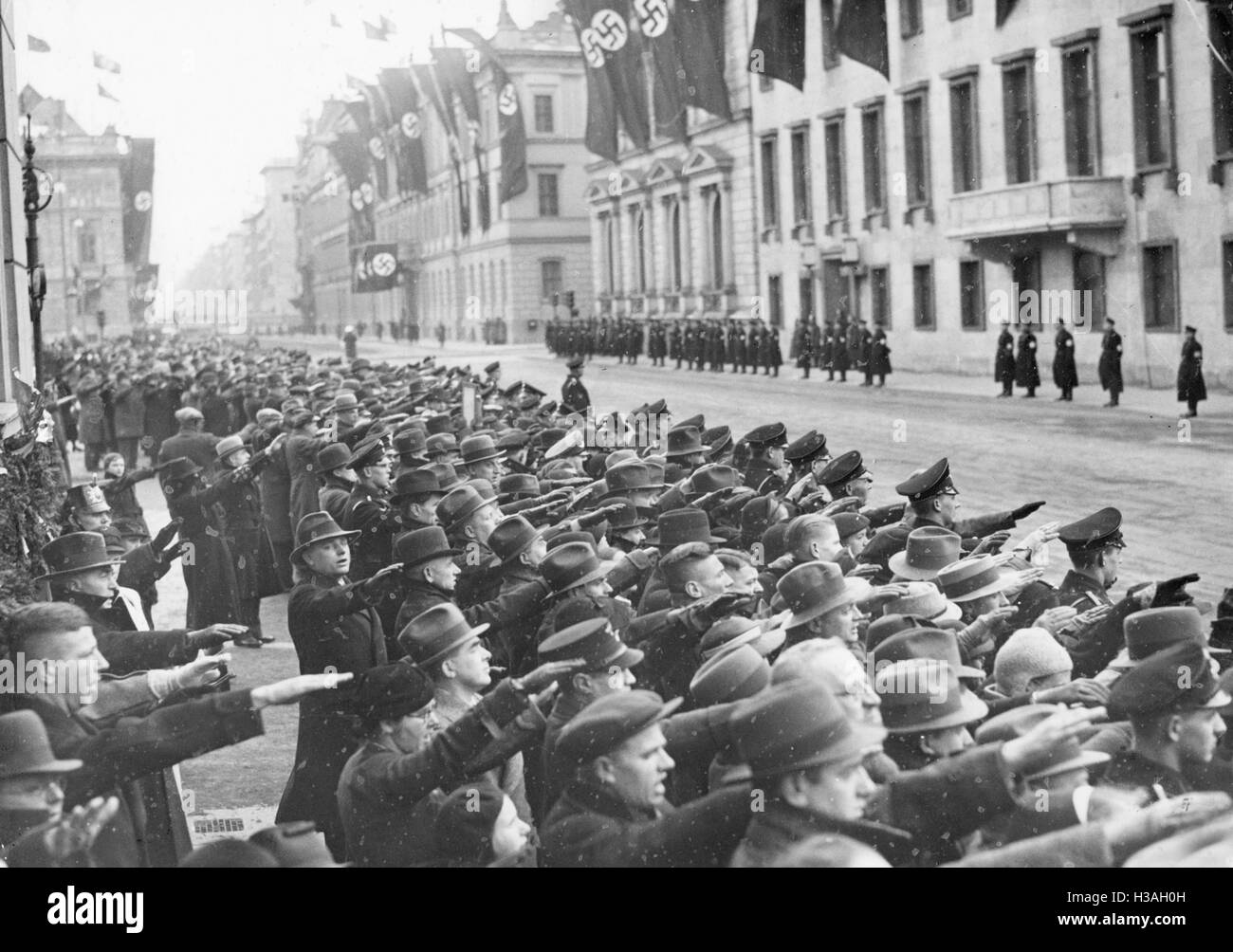 Menge, die Durchführung der Hitlergruß in der Wilhelmstraße in Berlin, 1937 Stockfoto