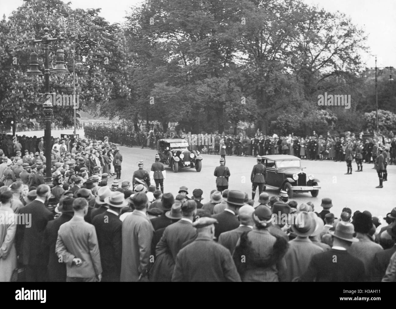 Menschenmenge vor der Berliner Krolloper, 1935 Stockfoto