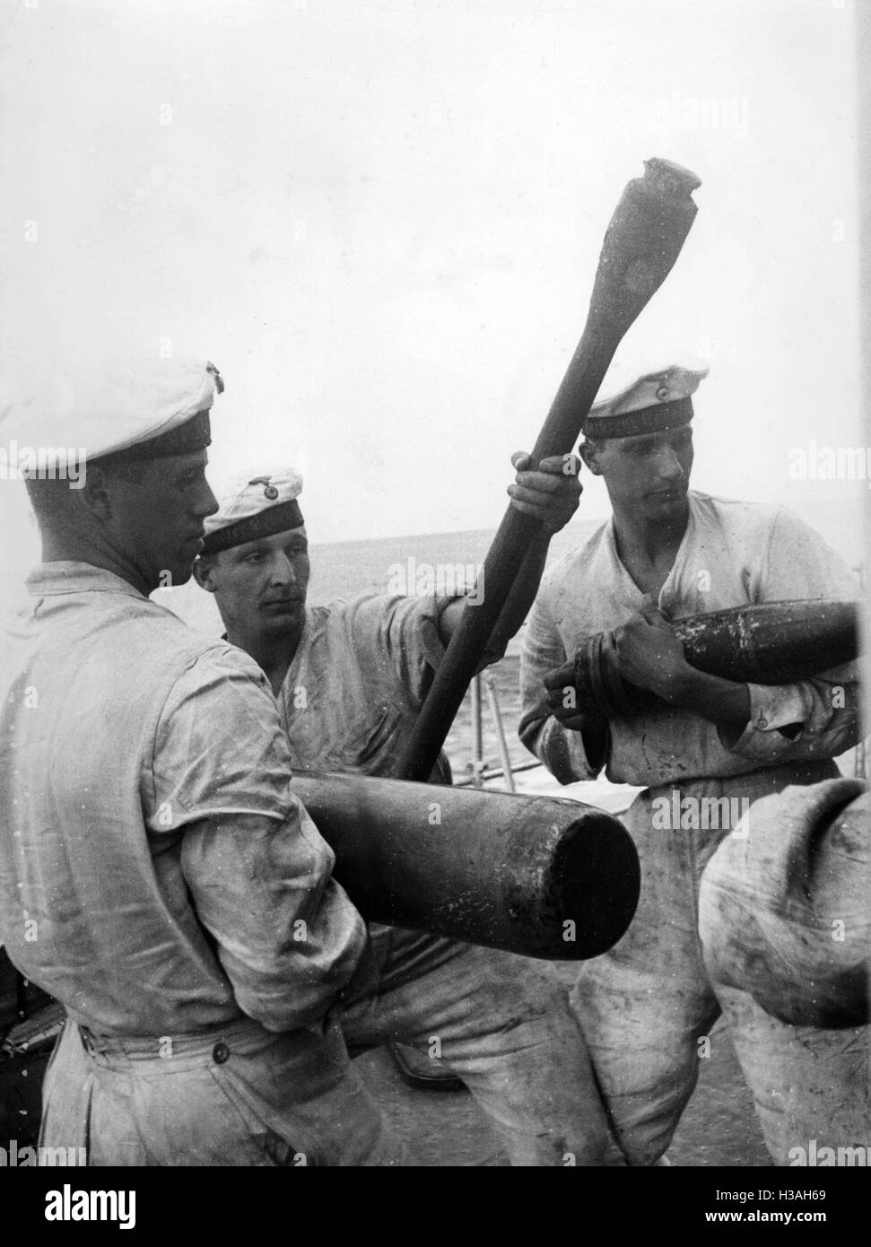 Soldaten der Kriegsmarine an eine Waffe während einer Übung, 1939 Stockfoto