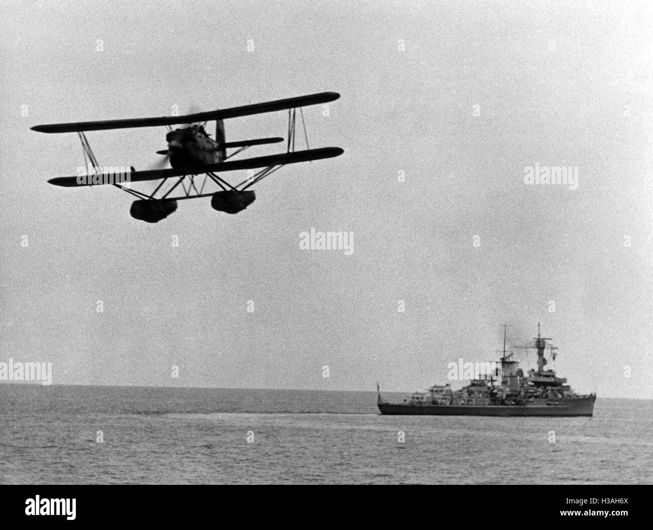 Wasserflugzeug und Zerstörer der Kriegsmarine, 1939 Stockfoto