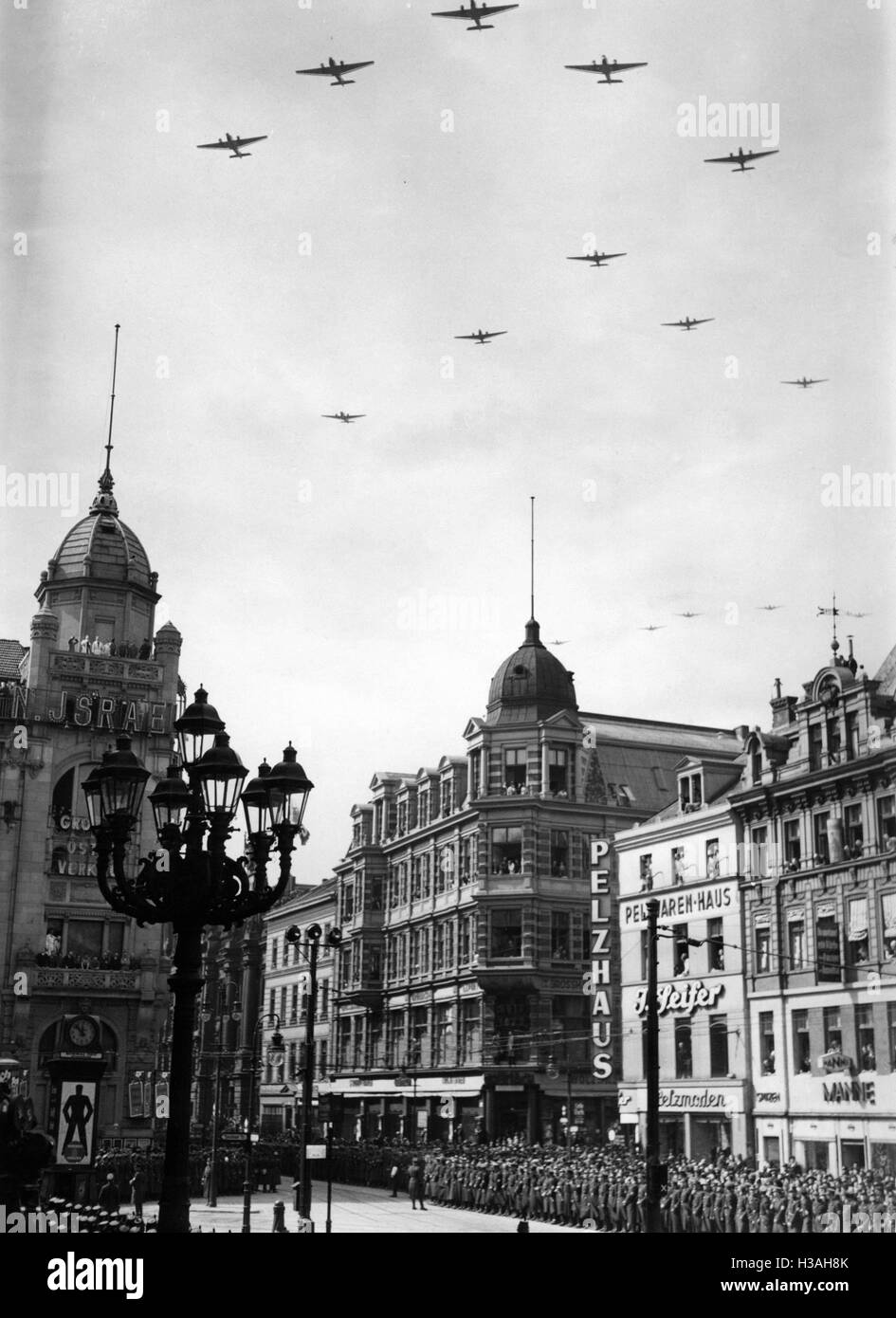 Geschwader fliegen über das Rathaus anlässlich der Hochzeit von Göring, 1935 Stockfoto