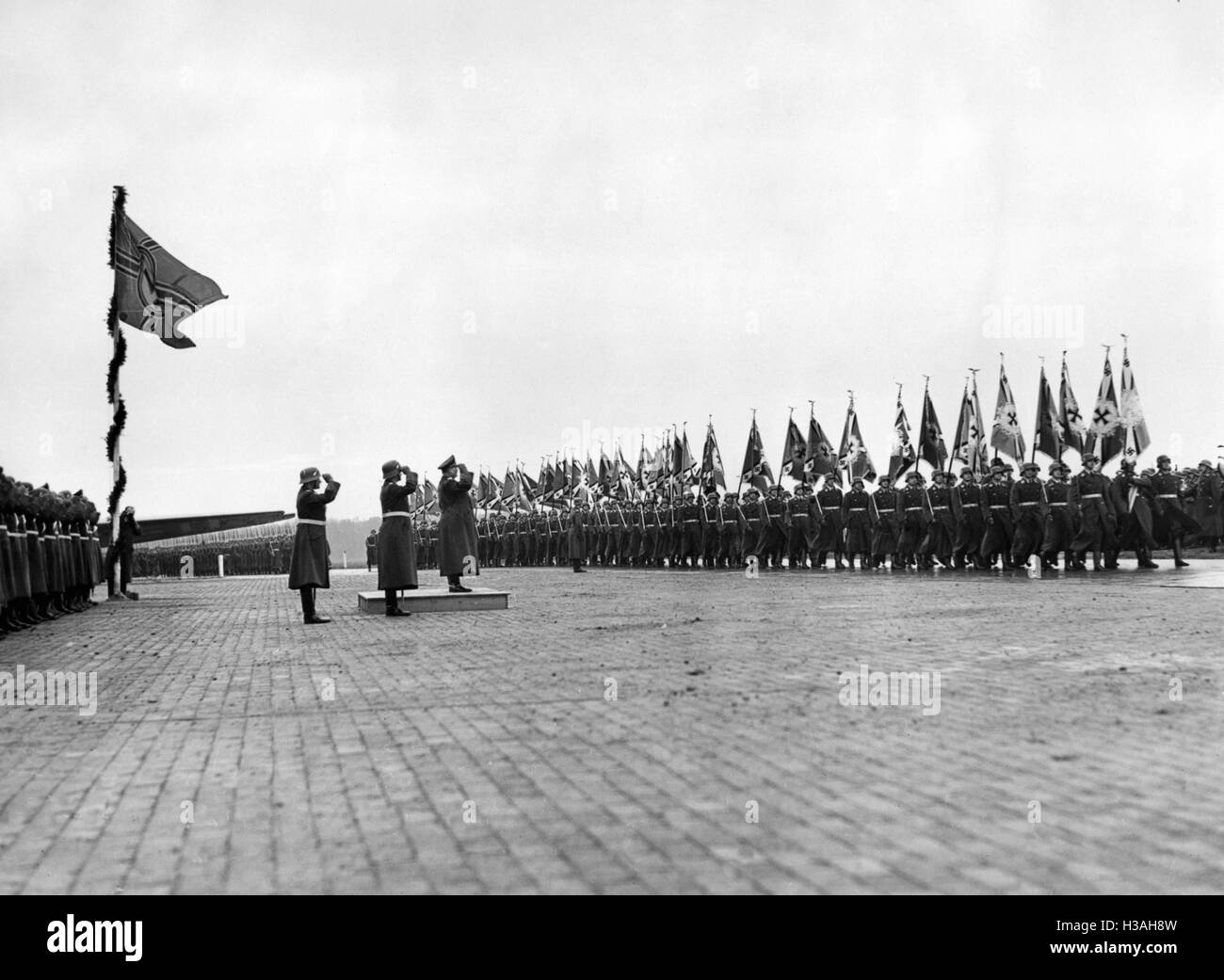 Präsentation von 45 Flaggen von Generaloberst Goering, 1937 Stockfoto