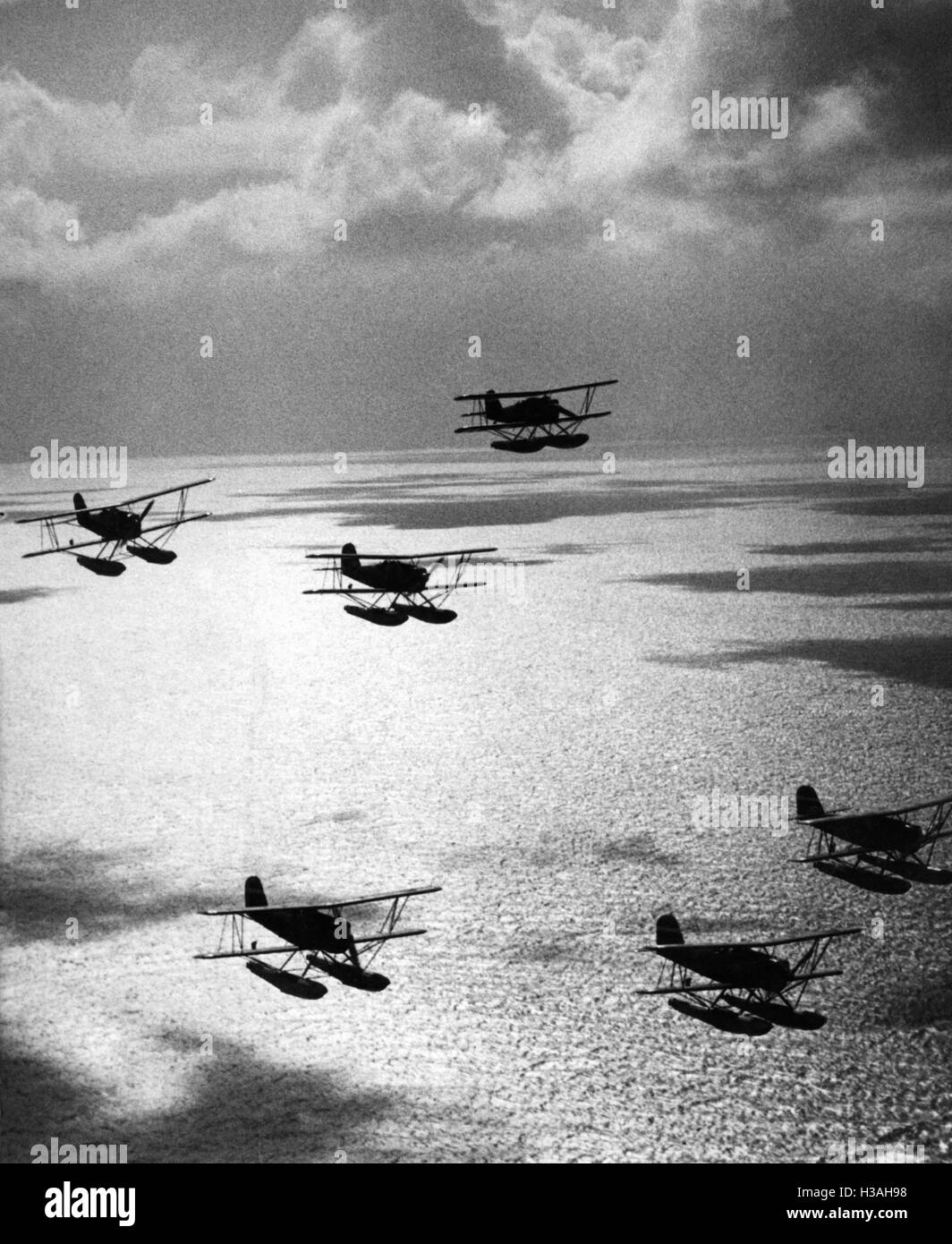 Wasserflugzeuge in Kette Spalte über dem Meer, 1935 Stockfoto