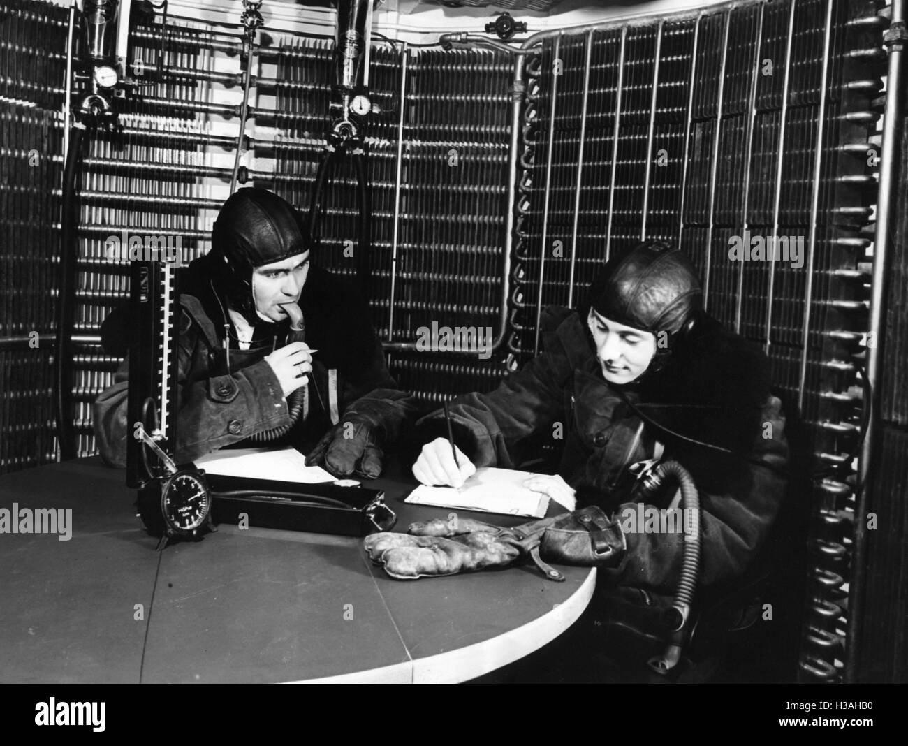 Flugschüler der Luftwaffe während einer Prüfung, 1940 Stockfoto