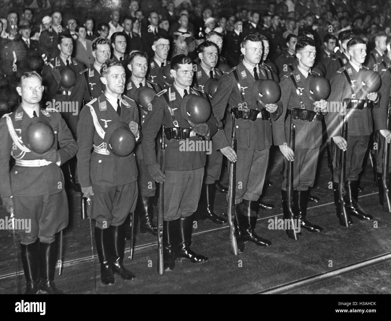 Große Tattoo vor dem Haus der Flieger in Berlin, 1935 Stockfoto, Bild