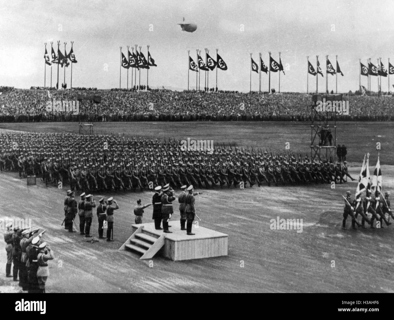 Parade der Wehrmacht vor Adolf Hitler in den 30er Jahren Stockfoto
