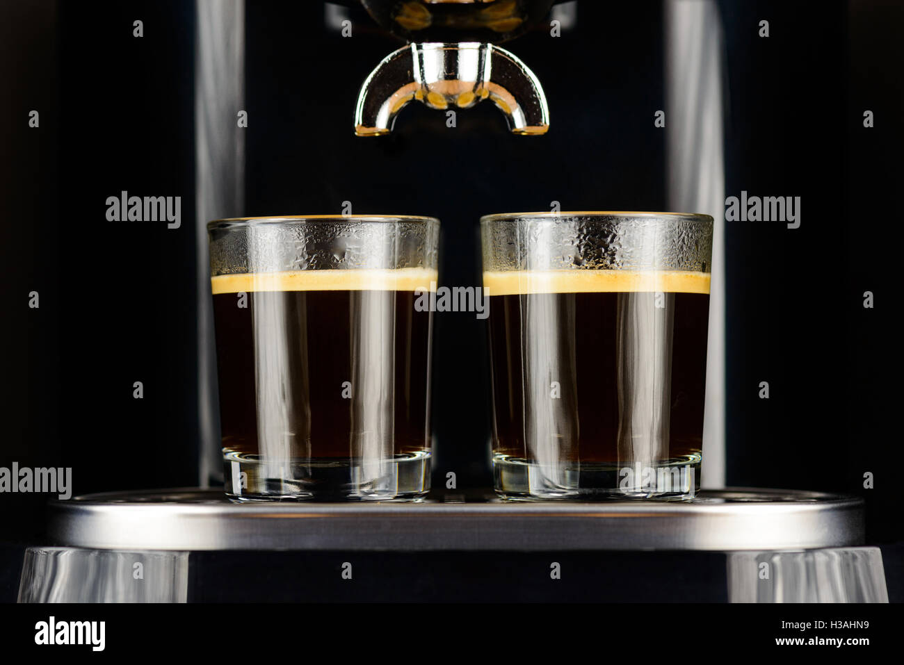 Zwei Espresso Kaffee in Glas-Tassen Kaffeemaschine Stockfoto