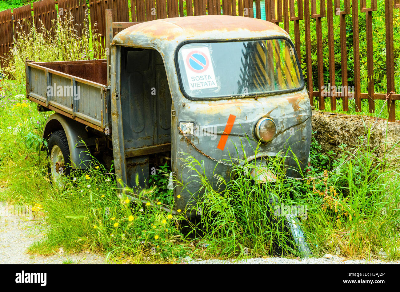 Verlassenen 3-Rad-LKW in der Stadt von Montalbano Elicona in der Provinz Messina, Sizilien, Italien Stockfoto