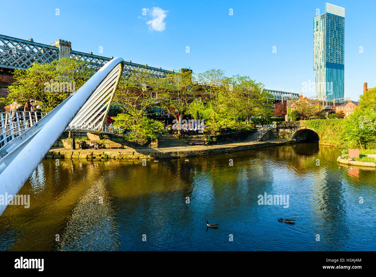 Der Kaufmanns Brücke Castlefield Manchester mit dem Beetham Tower auf die skyline Stockfoto