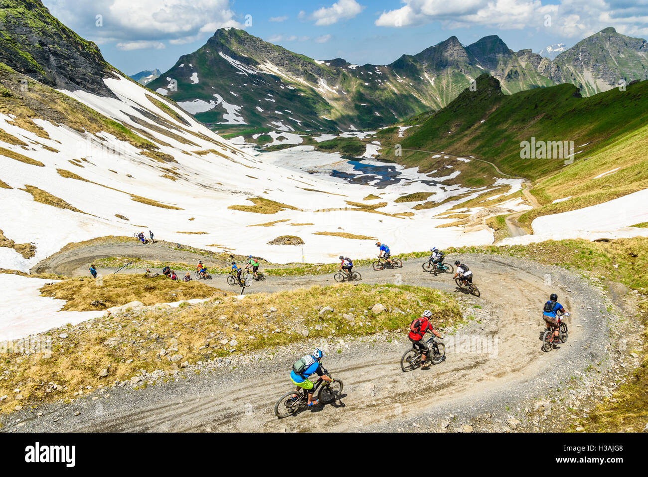 Fahrer, die Teilnahme an Pass'Portes du Soleil MTB 2016 a Mountain bike Event über die französisch-schweizerischen Grenze Stockfoto