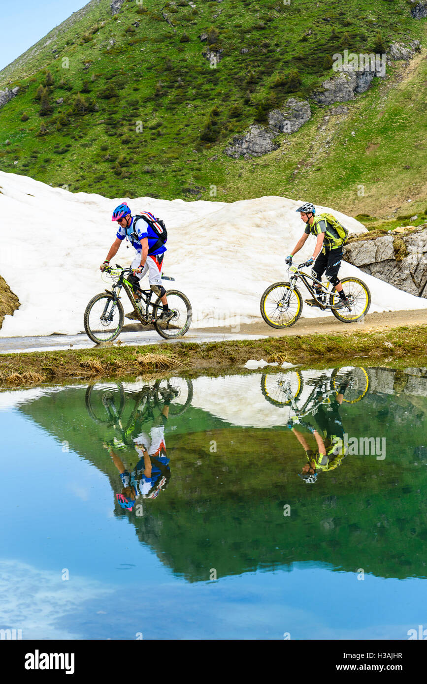 Fahrer, die Teilnahme an Pass'Portes du Soleil MTB 2016 ein Mountain-Bike-Event in der französisch-schweizerischen Grenze Stockfoto