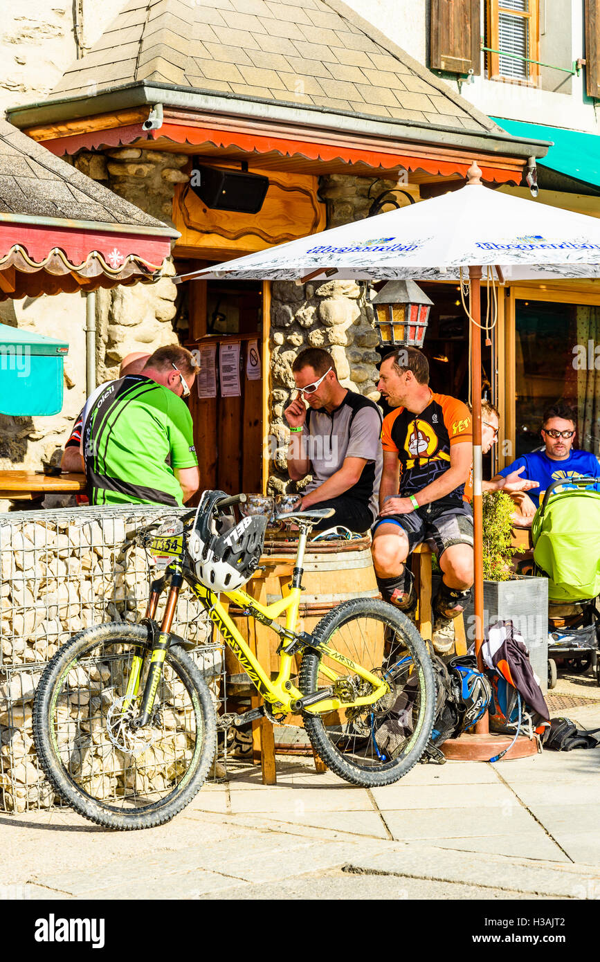 Ende des Tages in Châtel während Pass'Portes du Soleil MTB 2016 ein Mountain-Bike-Event in der französisch-schweizerischen Grenze Stockfoto