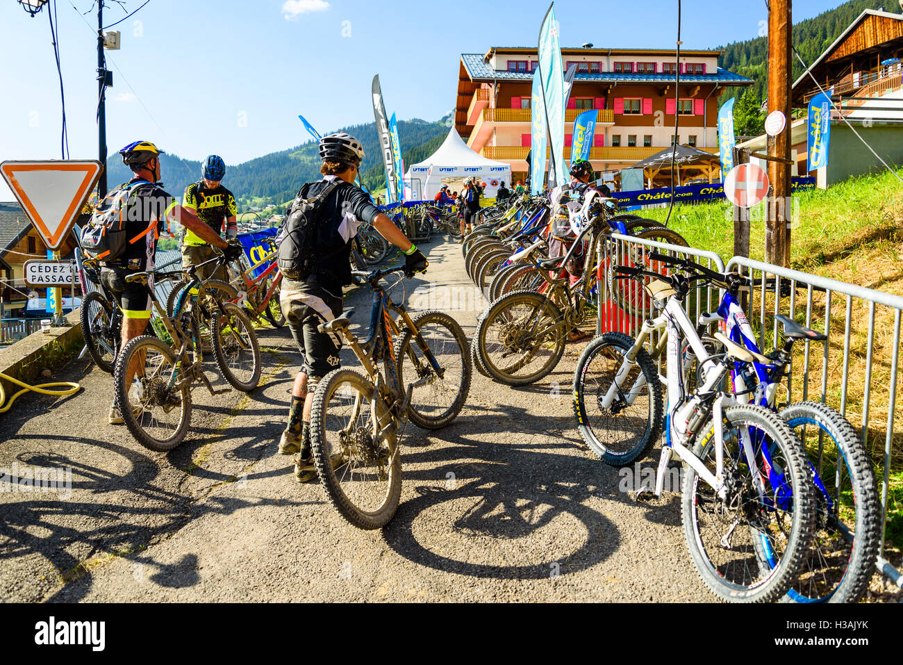 Reiter kommen an Futter in Châtel während Pass'Portes du Soleil MTB 2016 ein Mountain-Bike-Event in der französisch-schweizerischen Grenze Stockfoto