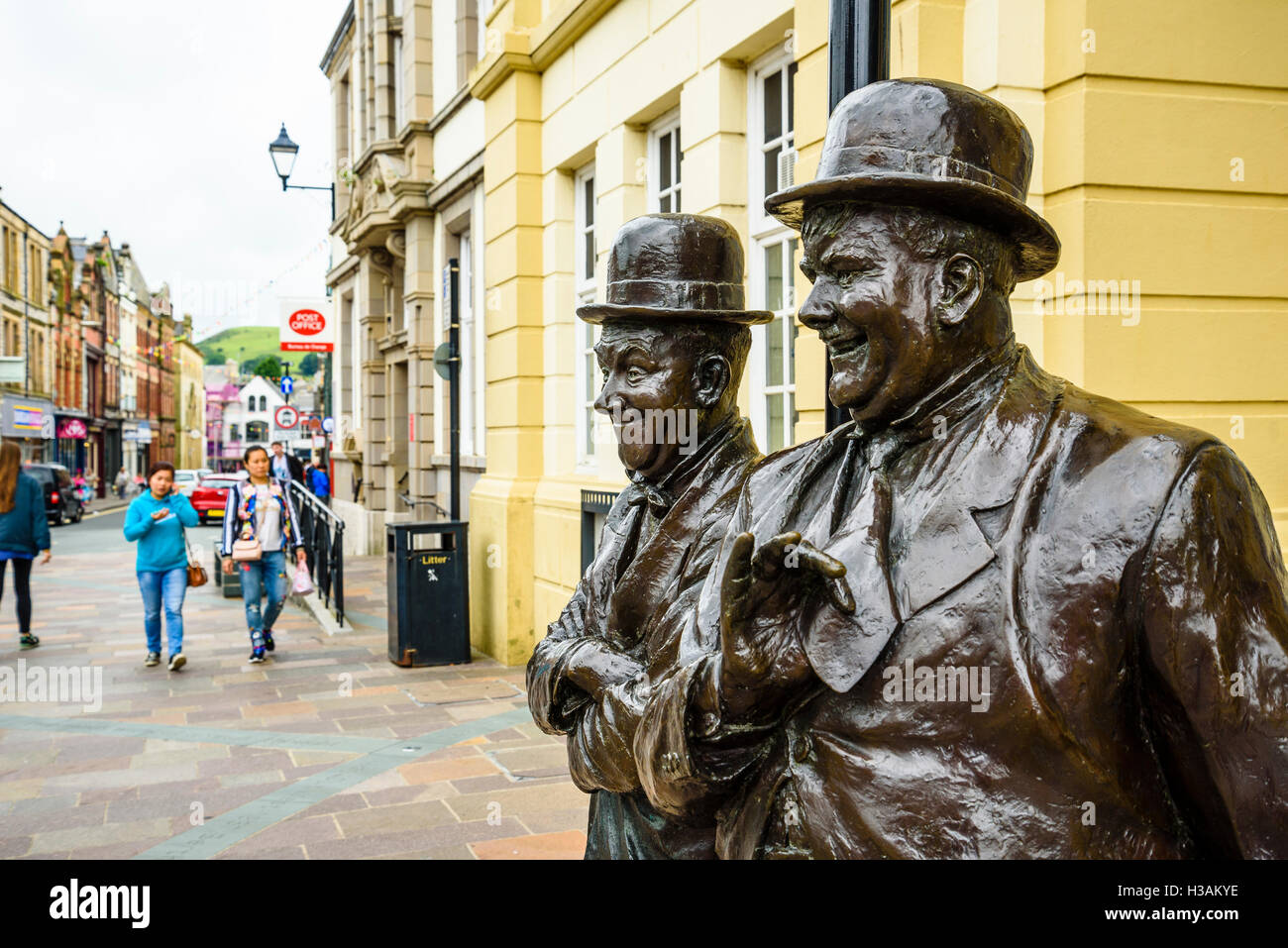 Statue von Laurel und Hardy in Ulverston Cumbria England, wo Stan Laurel geboren wurde Stockfoto