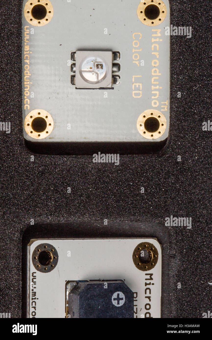 Mikroelektronik mit Magnetverbindungen fest sitzen sind die Neuheit und Innovation im Prototyping von physischen interaktiven und digitalen Produkten. teures Spielzeug. Stockfoto