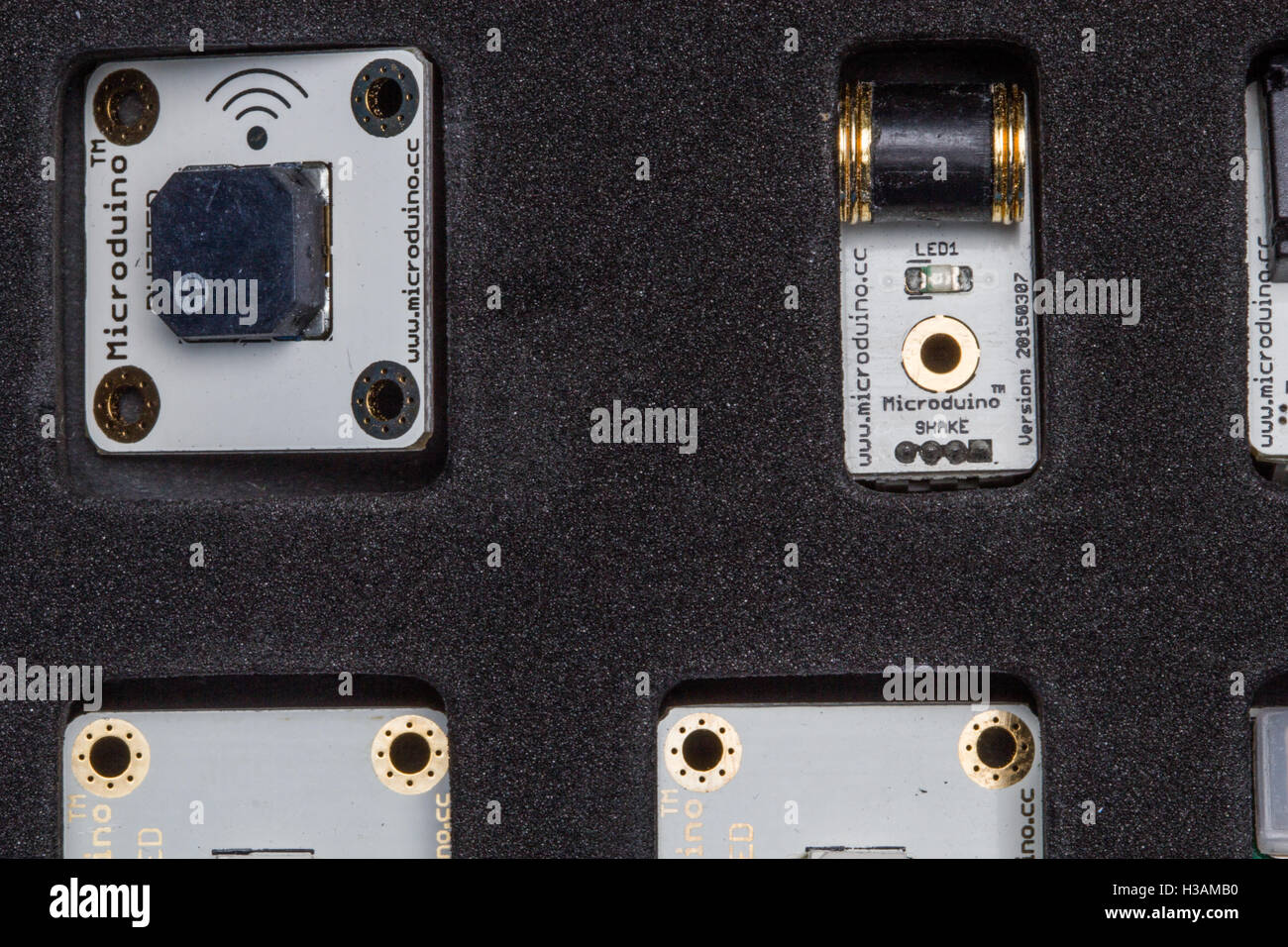 Mikroelektronik mit Magnetverbindungen fest sitzen sind die Neuheit und Innovation im Prototyping von physischen interaktiven und digitalen Produkten. teures Spielzeug. Stockfoto