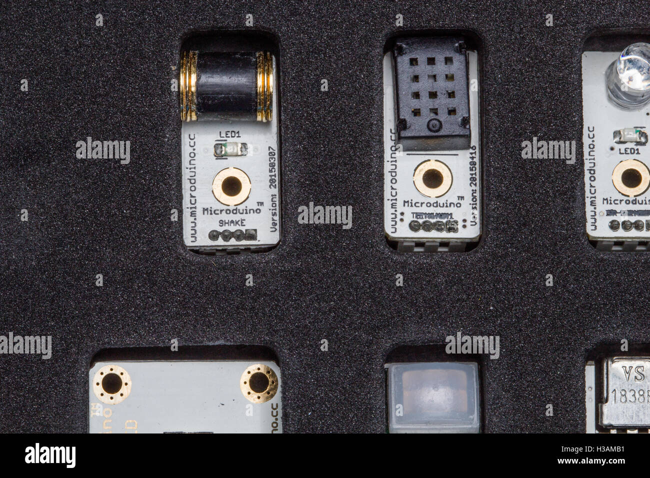 Mikroelektronik mit Magnetverbindungen fest sitzen sind die Neuheit und Innovation im Prototyping von physischen interaktiven und digitalen Produkten. teures Spielzeug. Stockfoto