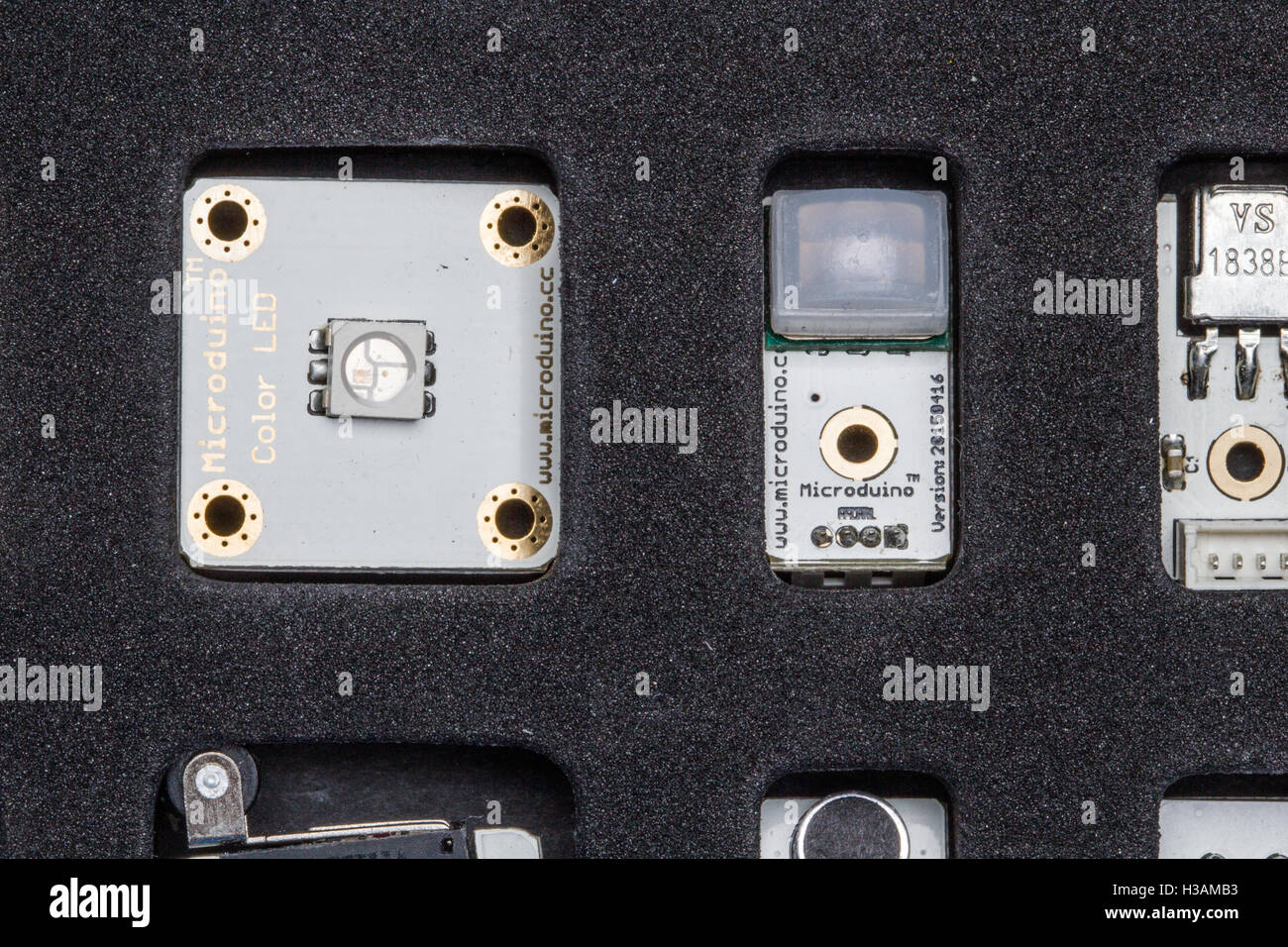 Mikroelektronik mit Magnetverbindungen fest sitzen sind die Neuheit und Innovation im Prototyping von physischen interaktiven und digitalen Produkten. teures Spielzeug. Stockfoto