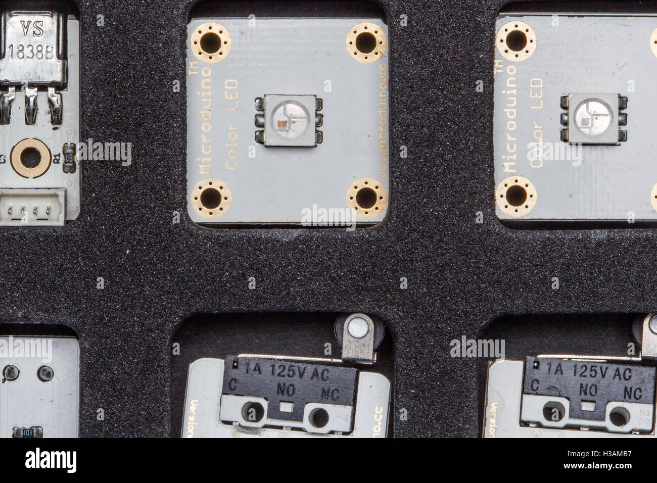 Mikroelektronik mit Magnetverbindungen fest sitzen sind die Neuheit und Innovation im Prototyping von physischen interaktiven und digitalen Produkten. teures Spielzeug. Stockfoto