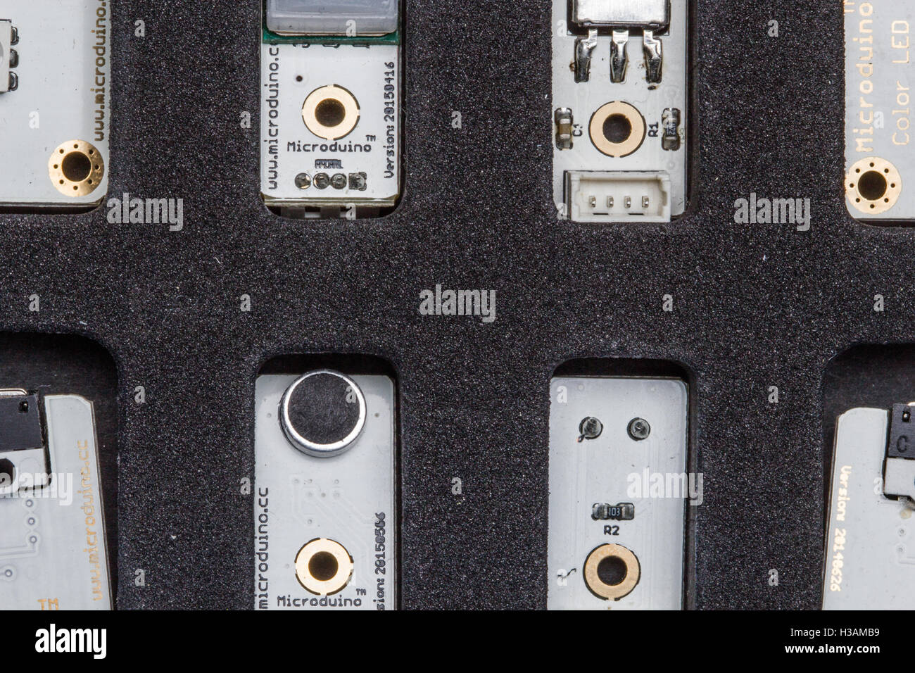 Mikroelektronik mit Magnetverbindungen fest sitzen sind die Neuheit und Innovation im Prototyping von physischen interaktiven und digitalen Produkten. teures Spielzeug. Stockfoto