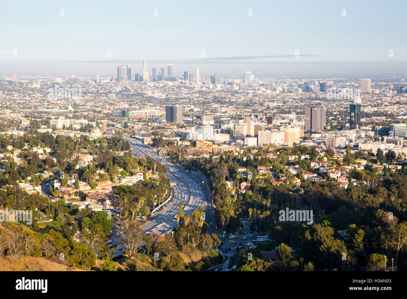Los Angeles, USA - 6 Juli: Blick über LA Skyline und Hollywood Fwy Stockfoto