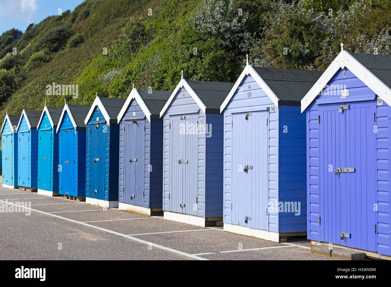 Blaue Strandhütten auf der Promenade zwischen Boscombe und Bournemouth, Dorset UK im Oktober Stockfoto