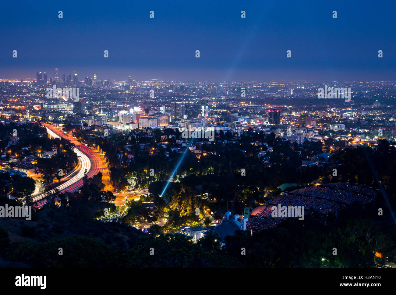 Los Angeles, USA - 6 Juli: Blick über LA Skyline und der Hollywood Bowl während einer Aufführung Stockfoto