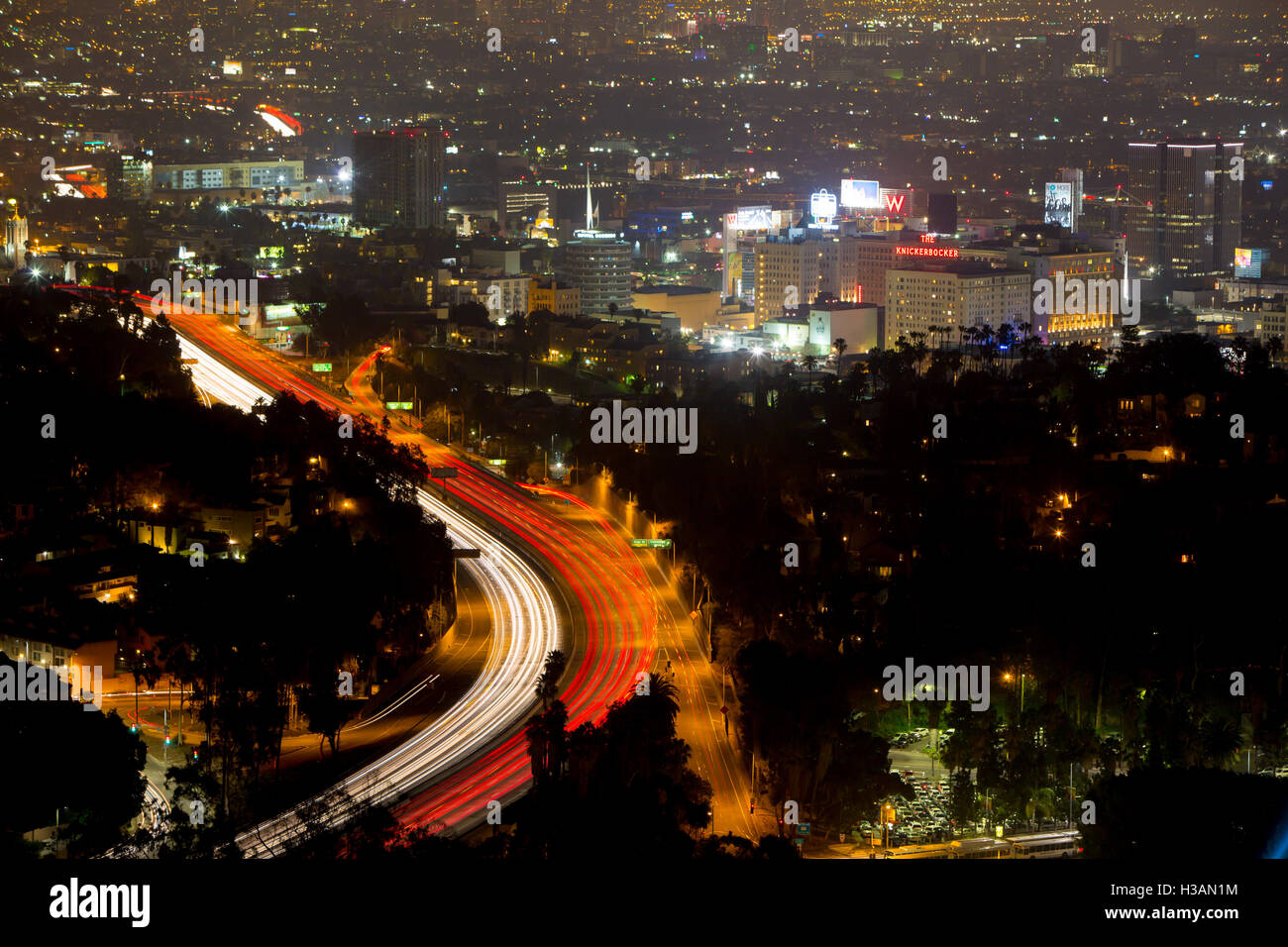 Los Angeles, USA - 6 Juli: Blick über LA Skyline und die Hollywood Freeway in der Nacht Stockfoto