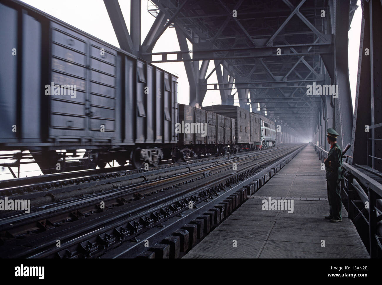 Chinesische Armee Soldaten bewachen Yangtze River Railway Bridge als Güterzug überquert, Nanjing, Provinz Jiangsu, China Stockfoto