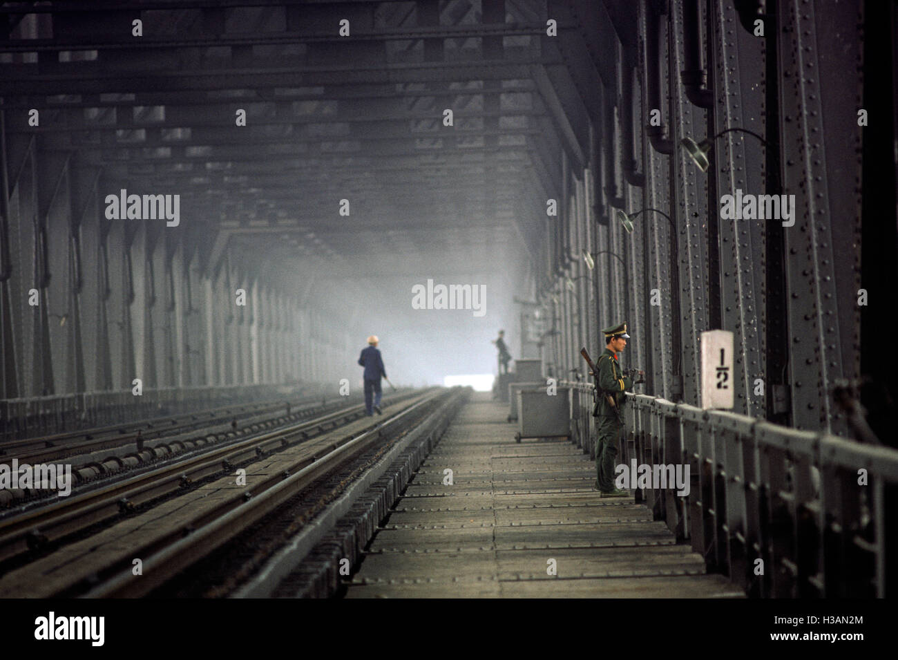 Chinesische Armee Soldaten bewachen Yangtze River Railway Bridge, Nanjing, Provinz Jiangsu, China Stockfoto