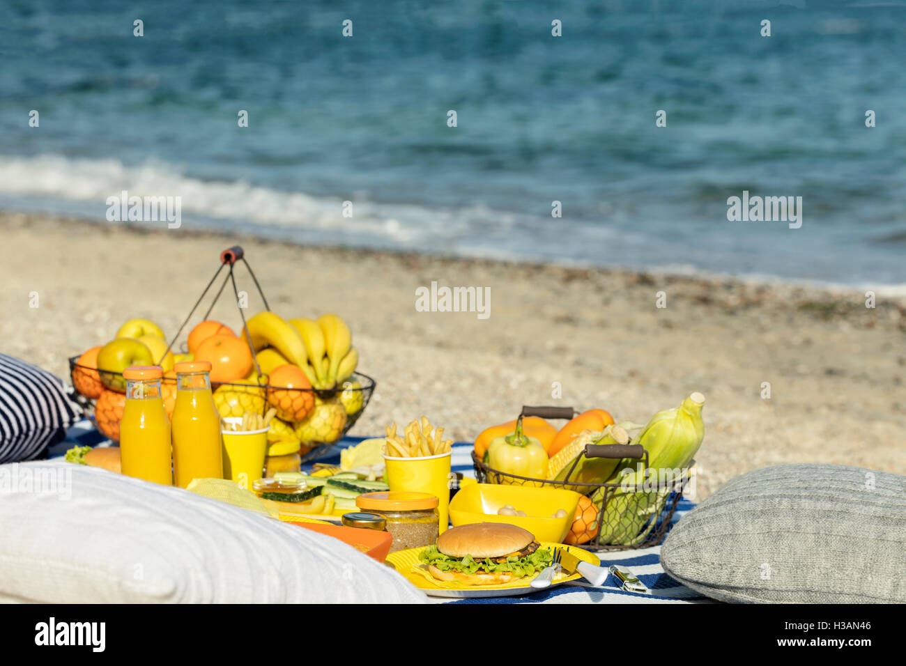 Im Sommer. Ein Picknick am Strand. Burger und Pitas, Gemüse und Obst ...