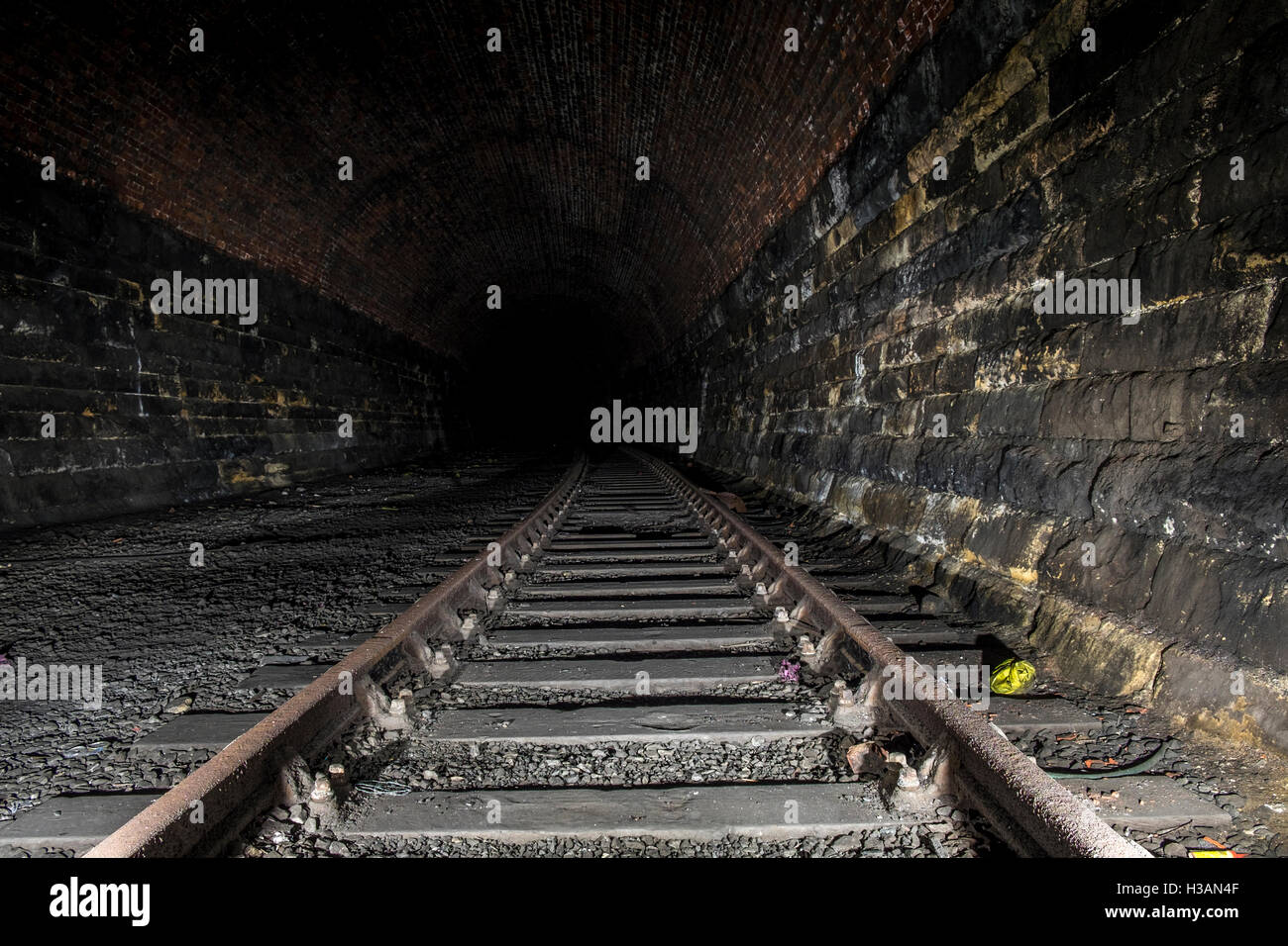 Eine alte Eisenbahnstrecke durch einen tunnel Stockfoto