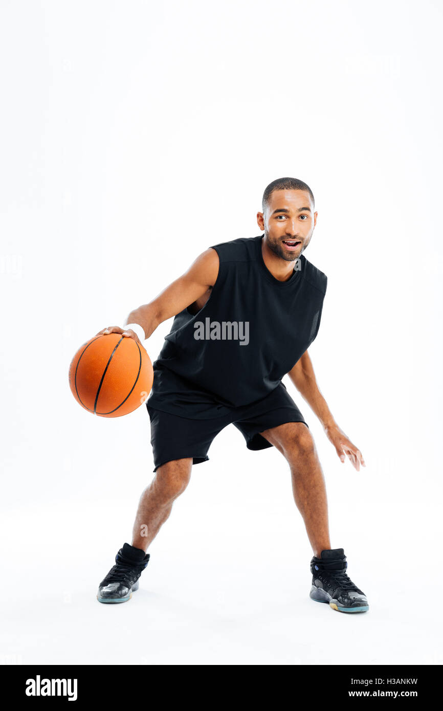 Porträt eines schönen afrikanischen spielen im Basketball isoliert auf weißem Hintergrund Stockfoto