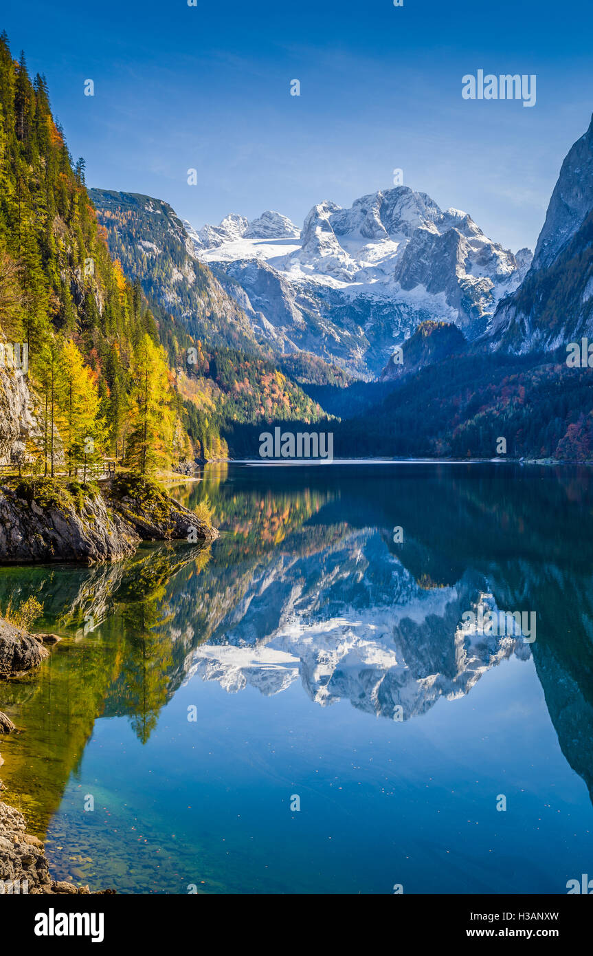 Dachstein Gipfel reflektiert in kristallklarem Gosausee Berg im Herbst, Salzkammergut Region, Oberösterreich, Österreich Stockfoto