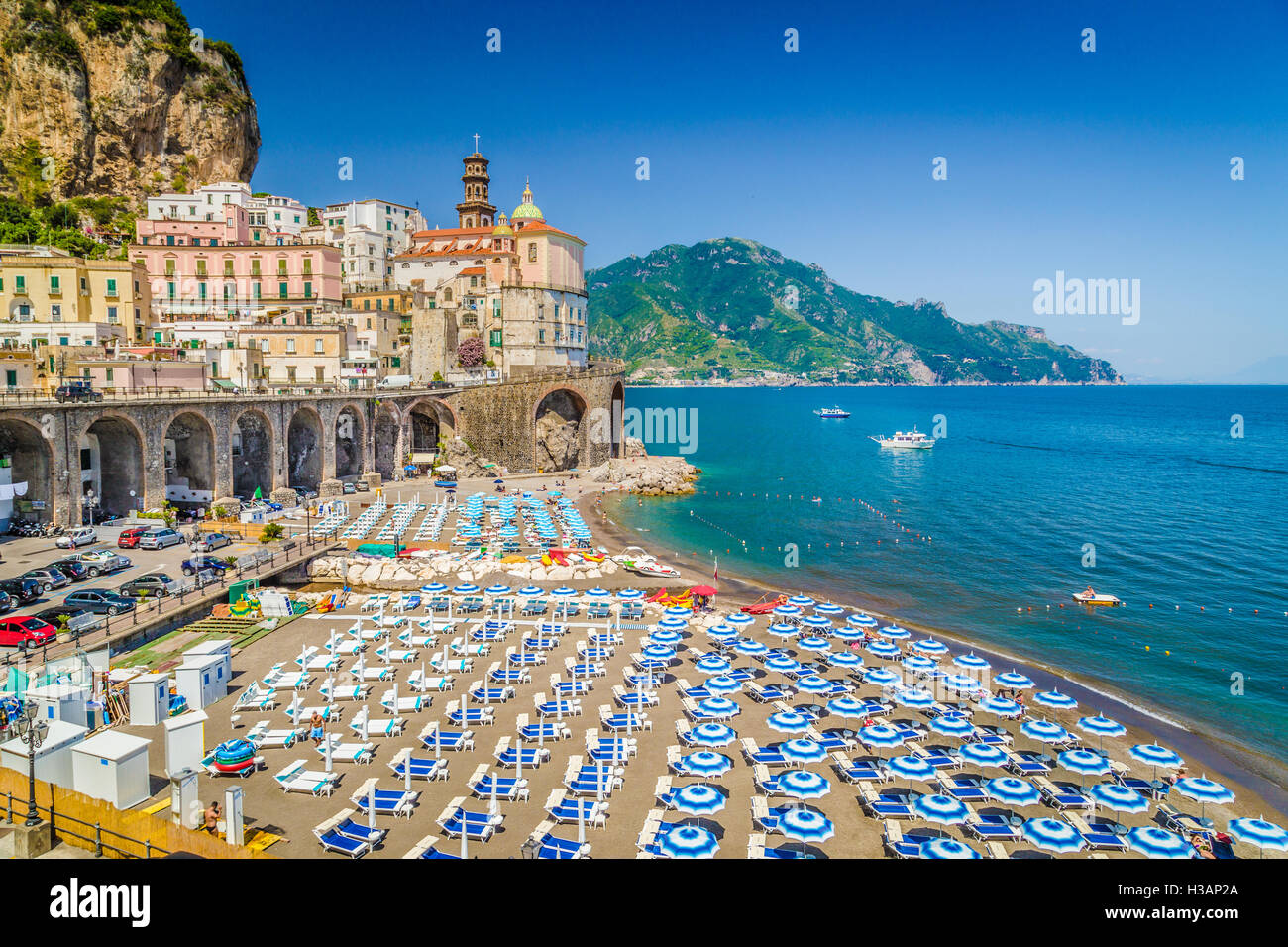 Malerischen Postkarten-Blick auf die schöne Stadt Atrani an berühmten Amalfiküste mit Golf von Salerno, Kampanien, Italien Stockfoto